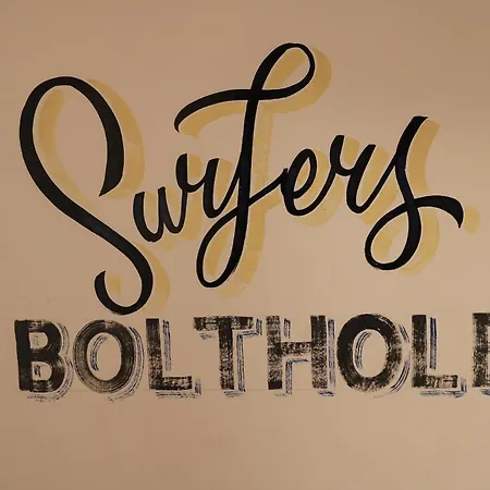 The Surfers Bolt Hole * ويتبي