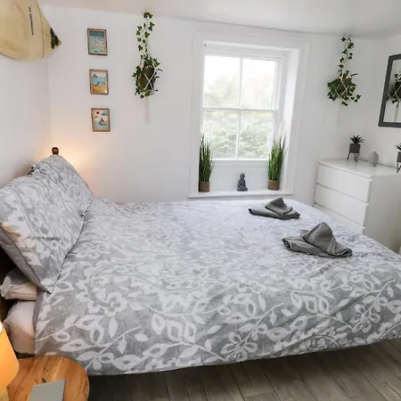 The Surfers Bolt Hole Apartman *